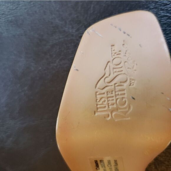 Just The Right Shoe 2004 "Cabana" by Lorraine Vail - Picture 7 of 9